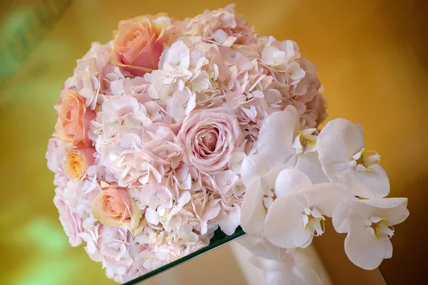 Arranjo Floral Elegante Buquê Redondo Pastel Com Rosas Orquídeas Hortênsia — Fotografia de Stock
