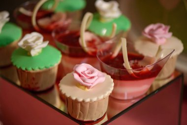 Tatlı oynak veya temalı ısırık büyüklüğünde kek, meyve mus, cupcakes, bir şık ayna kek standı, bir düğün, Doğum günü partisi veya resmi bir olay üzerinde görüntülenen ürün yelpazesine, yakın çekim