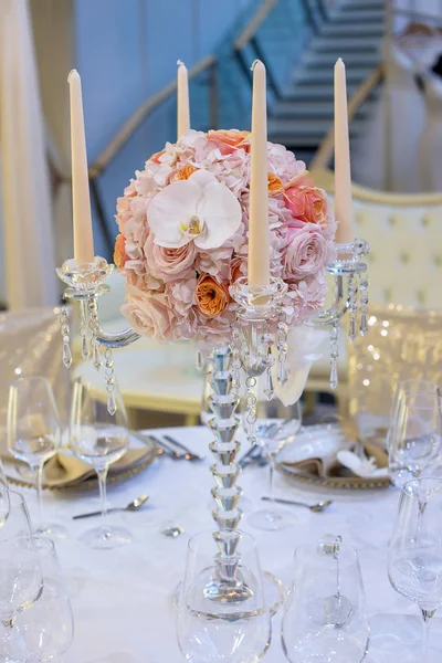 Güzel kristal mumluk mumluk dört taraklı bobeche ve çarpıcı bir yuvarlak buket ile orta, düğün için ayarlama mükemmel zamansız zerafetin bir tablo centerpiece stil