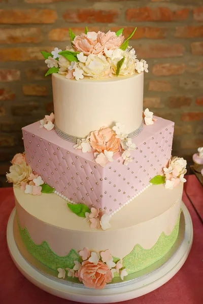 Különböző Alakú Három Többszintű Tortát Hivatalos Események Esküvők Születésnapi Bulik — Stock Fotó
