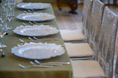 Altın bronz zarif tabloyla dört koltuk, bir resmi olay, Ziyafet ya da düğün için hazır, inci gibi beyaz yer kaplamalar, gümüş kullanımı ve payetler kapakları eşleşen sandalye sırası dekore