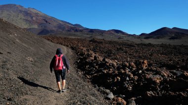 Montana Samara, Tenerife Teide Milli parkta, volkanik manzara Montana Samara, Pico Viejo ve Las Cuevas Negras sağda, Aa lav ile doğru yol yürüme kadın uzun yürüyüşe çıkan kimse