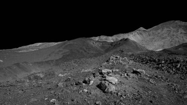 Pico del Teide ve Pico Viejo, Teide Milli Parkı, ay kurak, herhangi bir bitki veya görünür yaşam formu olmadan yabancı kayalık çevrede volkanik manzara siyah ve beyaz kızılötesi etkisi