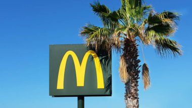McDonald's Restoran işareti, Playa Fanabe, Tenerife, Kanarya Adaları, İspanya - Ocak, 23, 2019: ünlü fast food Restoran, tanıdık altın kemerli afiş, Playa Fanabe plaj ön iz