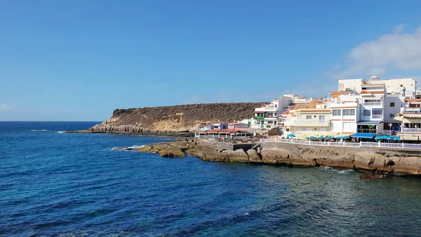 La Caleta, Costa Adeje, Tenerife, Kanarya Adaları, İspanya - 29 Aralık 2018: popüler sakin balıkçı köyü Güney, dönüştürülmüş tarafından gayrimenkul sektöründe açgözlü bir konut cenneti