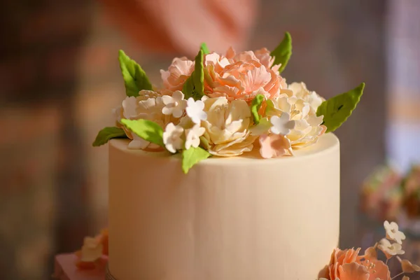 Élégant Gâteau Plusieurs Niveaux Formel Avec Dessus Joliment Décoré Fleurs — Photo