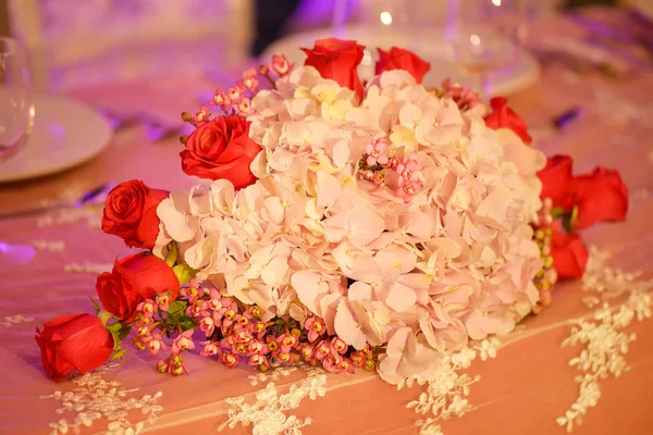 Classy Kwiatów Układ Pastelowych Owalne Bukiet Featuring Różowe Hortensje Czerwone — Zdjęcie stockowe