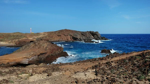 強力な泡状の波と結晶きれいな海と日当たりの良い明確な空一年中 スペインで非常に乾燥した火山性の地形を表示中は テネリフェ島の南部の最も典型的な沿岸風景 — ストック写真