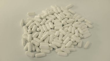 Beyaz arka plan alternatif protein tedavi için güzellik içinde kendi kendine ilaç için kavram veya alternatif güzellik bakımları izole kolajen takviyesi yığını üzerinde gri filtre efekti