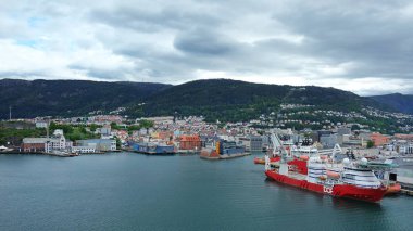 Bergen, Norveç - 30 Temmuz 2018: Norveç'in batı kıyısındaki Hordaland'daki Bergen şehrinin ve belediyesinin, Bergen'deki iki limandan biri olan Dokken'deki büyük yolcu gemisi terminalinden manzaralar