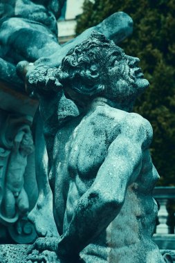 Deniz mavisi heykeller Peles Kalesi, Sinaia, Romanya önünde bulunan dekoratif çeşme etkisi yerleşimi. Yakın çekim, dikey perspektif, soyut çift tonlu, eski kavramı ve soğuk, cansız taş