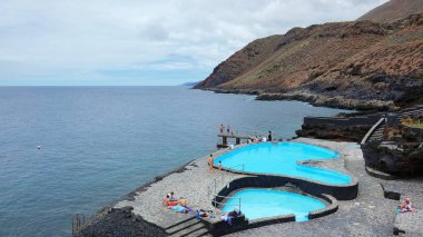 La Caleta, El Hierro, 10 Haziran 2018: doğal deniz su havuzlarında La Caleta, yerli halk ve turistler, ada Valverde, Atlantik doğru manzaralı başkenti yakın arasında çok popüler bir tatil