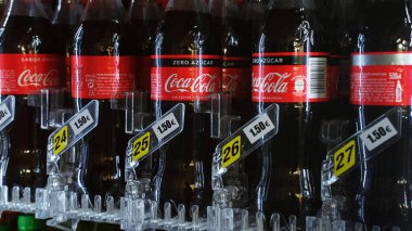 Coca-Cola Otomatı Tenerife, Kanarya Adaları, İspanya - 3 Şubat 2019: birkaç Coca Cola ile fiyat, popüler bir otomat plastik şişelerde üzerinde yakın çekim Amerikan meşrubat gazlı