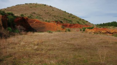 Görünür erozyon ve Chinyero, Tenerife, Kanarya Adaları Özel Doğal Rezerv yakınındaki uzak köylertarafından inşaat için kullanılan kesitli parçası ile kuru yerel flora kaplı volkanik tepeler
