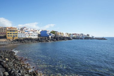 Güzel deniz ürünleri ve balık restoranları, küçük bir plaza ve volkanik plaj, Tenerife, Kanarya Adaları, İspanya ile ünlü Granadilla de Abona'da pitoresk bir balıkçı köyü olan Los Abrigos'a doğru manzaralar