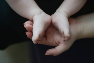 Anne eli hafifçe küçük Kafkas bebek ayak ve ayak ayak, aileler ve nesiller için kavram, bebeklerin bakım ve yaşamlarının erken aşamalarında yenidoğan bakımı, anne sevgisi veya nüfus artışı tutarak