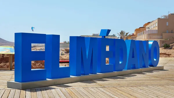 El Medano, okur üç boyutlu işareti konumlandırılmış Montana Roja içinde belgili tanımlık geçmiş, Medano, Tenerife, Kanarya Adaları, İspanya ile plaj ve sahil birlikte gider uzun Promenade