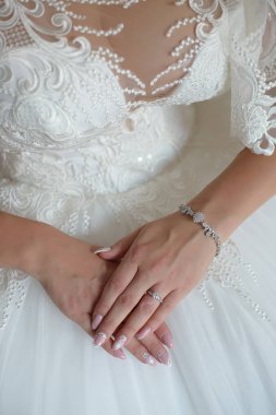 Görünür düğün veya nişan elmas ve beyaz altın ya da gümüş yüzük ve bilezik ile diğer üstündeki elleri bir tutan kusursuz manikür ile, odak genç Kafkas gelin elleri