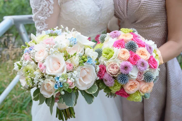 Primer Plano Novia Dama Honor Dama Honor Sosteniendo Grandes Ramos — Foto de Stock