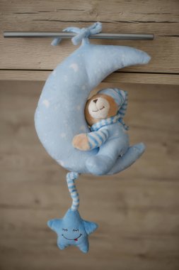 Yeni bir ayda uyuyan mavi bir pijama giyen kaprisli bir oyuncak ayıya sahip narin oyuncak, bebek odası için hassas kreş dekoru, yeni doğan bebekler için dekoratif yastık veya basit cep telefonu