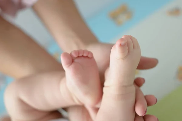 Mors Hand Håller Försiktigt Små Kaukasiska Baby Fötter Och Tår — Stockfoto