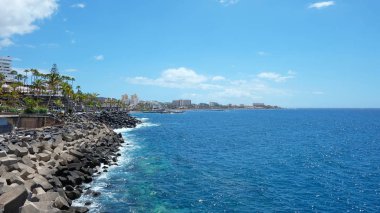 Playa de Las Americas, çok sayıda su konumlar, oteller, mekanları ve restoranları, Tenerife, Kanarya adaları, İspanya ile adanın güney batı kesiminde canlı bir geniş tatil güneşli bir gün