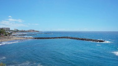 Playa de Las Americas, çok sayıda su konumlar, oteller, mekanları ve restoranları, Tenerife, Kanarya adaları, İspanya ile adanın güney batı kesiminde canlı bir geniş tatil güneşli bir gün