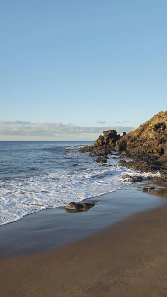 Salida Del Sol Tropical Temprano Mañana Playa Con Olas Espumosas — Foto de Stock