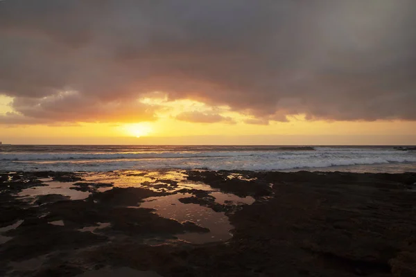 Glorioso Amanecer Reflejado Las Piscinas Naturales Agua Formadas Las Orillas — Foto de Stock