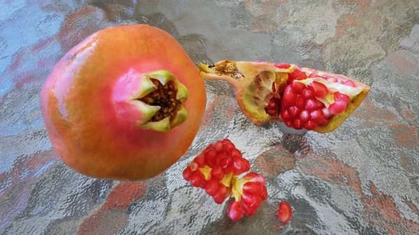 Egész Gránátalma Vagy Punica Granatum Gyümölcsöt Néhány Nyitott Darabot Árulkodó — Stock Fotó