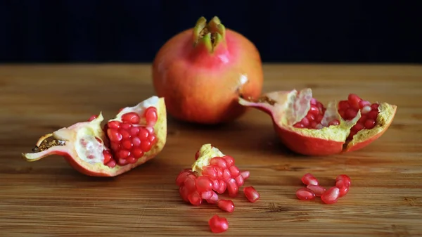 Ein Ganzer Und Ein Geöffneter Granatapfel Oder Die Frucht Von — Stockfoto