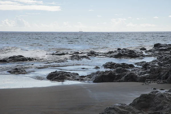 Vista Una Hermosa Playa Arena Volcánica Remota Con Olas Tranquilas — Foto de Stock