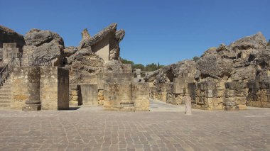 Görkemli amfitiyatro kalıntıları, Italica arkeolojik topluluğunun bir parçası, Roma İmparatorluğu'nda stratejik bir rolü olan şehir, İmparatortrajan ve Hadrian doğum yeri, Santiponce, Seville, İspanya