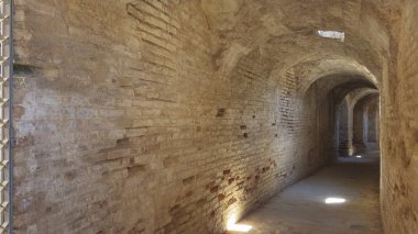 Görkemli amfitiyatroda vault, Italica arkeolojik topluluğunun bir parçası, Roma İmparatorluğu'nda stratejik bir rolü olan şehir, İmparatortrajan ve Hadrian doğum yeri, Santiponce, Seville, İspanya