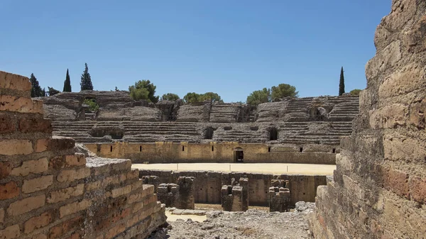 Görkemli amfitiyatro kalıntıları, Italica arkeolojik topluluğunun bir parçası, Roma İmparatorluğu'nda stratejik bir rolü olan şehir, İmparatortrajan ve Hadrian doğum yeri, Santiponce, Seville, İspanya