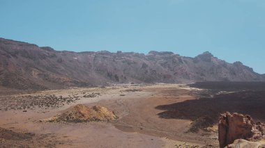 Llano de Ucanca 'daki stratejik açıdan bakıldığında Mars' a benzeyen tuhaf manzara Teide Ulusal Parkı, Tenerife, İspanya Kanarya Adaları 'ndaki volkanik kül ve volkanik kayaları ortaya çıkarıyor.