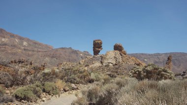Roque de Garcia ve aşınmış dağ Alto de Guajara doğru Teide Milli Parkı çevreleyen volkanik mineral manzara ve endemik bitki örtüsü ile Yol, Tenerife, Kanarya Adaları, İspanya