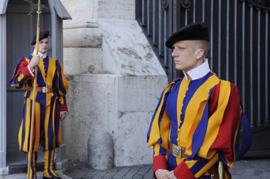 Aziz Peter Katedrali, Vatikan Şehri, Roma, İtalya - 4 Temmuz 2015: Renkli üniforma giyen iki güvenlik görevlisi, Aziz Peter Bazilikası 'nın girişinde Papa' nın İsviçreli Muhafızları 'nın bir parçası olarak görev yapıyorlar. 