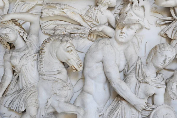 Vatikan Müzesi, Roma, İtalya - 3 Temmuz 2015: Yunanlılar ve Amazonlar arasındaki savaşı temsil eden lahitin mermer bas-kabartması, aşil ve ölmekte olan Penthesilea'nın kollarında ayrıntılarıyla