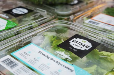 Gotham Yeşiller, Brooklyn, New York, Usa 'dan paketlenmiş sebzeler - 8 Aralık 2016: yerel üretim sebzeler, lahanalar ve yapraklar plastik kaplarda paketlendi ve Gotham Yeşiller kentsel tarım tarafından satıldı