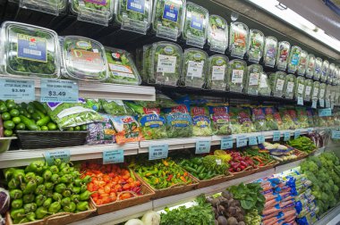 Brooklyn Fare, Brooklyn, New York, ABD - 12 Aralık 2016: Şeffaf plastik kaplarda yeni kesilmiş ve depolanmış ya da paketlenmemiş, büyük sepetlerden kolay seçilmiş, büyük bir buzdolabında sergilenmiş.