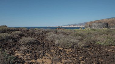 Malpais de la Rasca, bir doğal rezerv görüş Atlantik Okyanusu ve turizm tesisi Los Cristianos, Tenerife, Kanarya Adaları, İspanya ile Palm-Mar şehir yakın Kurak volkanik manzara 