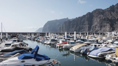 Los Gigantes, Santiago del Teide, Tenerife, Kanarya Adaları, İspanya: 18 Mayıs 2019 - acantilados de Los Gigantes olarak bilinen arkasında ikonik dev kayalıklar ile, şehir iskelesinden görüldüğü gibi yat limanı
