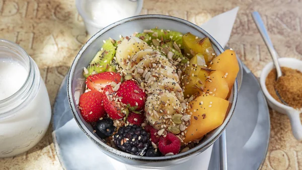 Leckeres Und Gesundes Frühstück Müsli Und Obstschale Mit Erdbeeren Bananen — Stockfoto