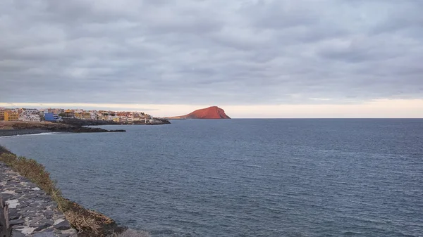 Tarde Nublada Sobre Costa Oriental Isla Tenerife Con Montana Roja — Foto de Stock