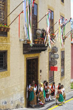 La Orotava, Tenerife, Kanarya Adaları, İspanya - 9 Haziran 2013: Geleneksel kostüm giymiş Kanarya 'lı genç kadın ve erkeklerin büyük yerel bir şenlik için toplanması, Romeria de San Isidro