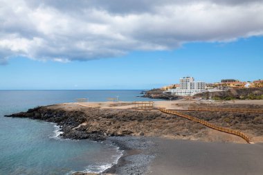 Los Abrigos, Tenerife, Kanarya Adaları, İspanya - 22 Mart 2020: Adanın güney doğu kıyısındaki popüler bir balıkçı köyünün etrafındaki koronavirüs yüzünden boş sahil yürüyüşü ve kapalı plaj