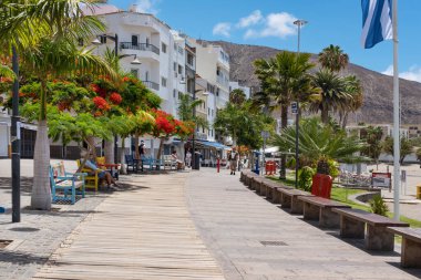 Los Cristianos, Arona, Tenerife, Kanarya Adaları, İspanya - 3 Haziran 2020: Playa Los Cristianos 'un önündeki kalabalık gezinti alanında dinlenen ya da yürüyen çok az kişi var. Juan Alfonso Batista