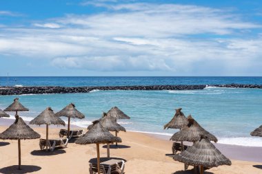 Playa del Camison, Coronavirus kilitlenmesinden etkilenen turistlerin olmadığı boş bir plaj, genellikle yüzmek ve güneşlenmek için popüler bir plaj, Las Amerika, Tenerife 'da ince kum, güneş yatakları ve palapalarla