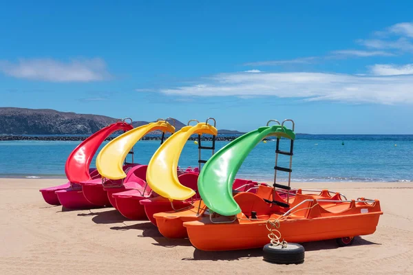 Színes Vízi Csúszda Hajók Dokkolt Üres Homokos Strandon Visszavonult Zárlat — Stock Fotó